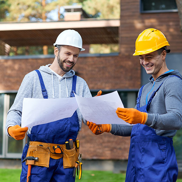 Bauleiter schauen sich Baupläne an