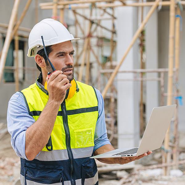 Bauleiter besucht Baustelle
