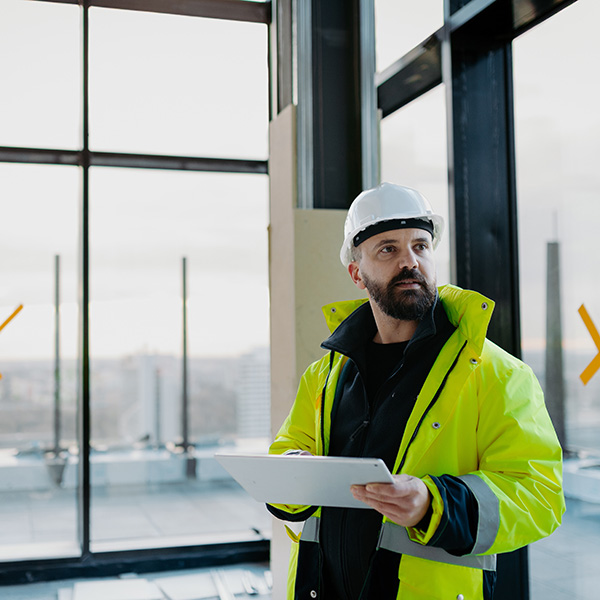 Bauleiter geht Baustelle durch